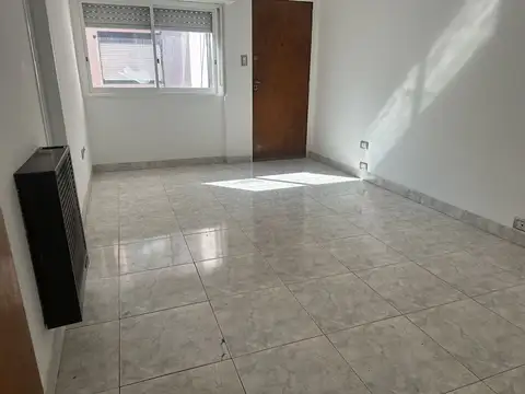 VENTA DE DEPARTAMENTO 3 AMBIENTES. CASEROS ZONA CENTRO. C/TERRAZA. APTO CREDITO