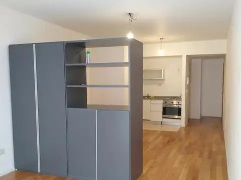 Alquiler departamento monoambiente con patio y cochera