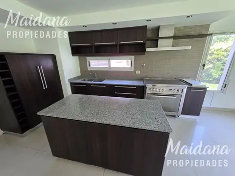 Casa 4 ambientes con 2 baños