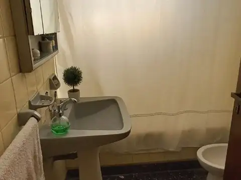 CHALET DE 5 AMBIENTES CON DEPARTAMENTO CON ENTRADA INDEPENDIENTE O DEPENDENCIA DE SERVICIO.