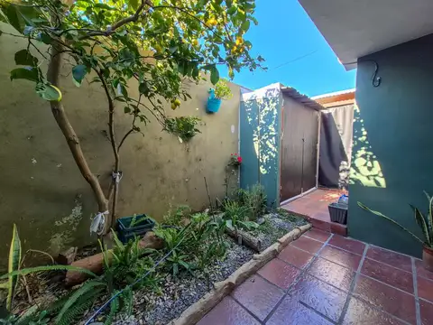 VENTA DEPTO TIPO CASA DE CUATRO AMBIENTES SOBRE AVENIDA 