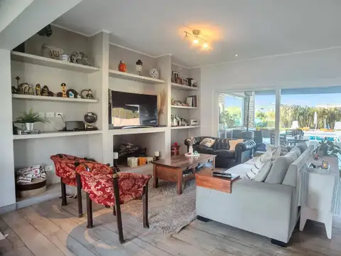 Casa 5 ambientes con 2 baños