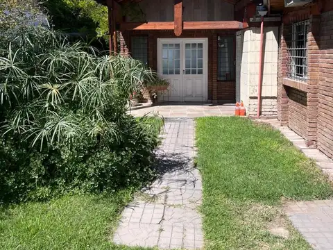 HAUSER vende linda casa en de 3 dormitorios en barrio Santa Elena!