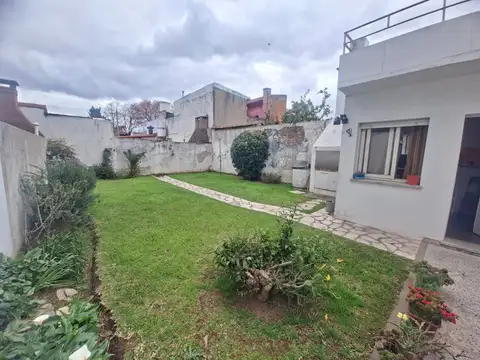 Casa en Lote Propio, 3 ambientes, jardín y cochera