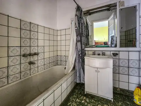 Casa en planta baja con 2 dormitorios más comodín y gran jardín en Luis Agote