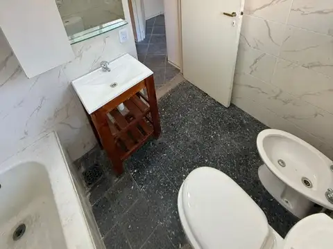 2 AMB PB C/BAJAS EXPENSAS,45 MTS TOT, AL FRENTE,COC INDPTE, PEQ. PATIO CUBIERTO C/ESP. P/LAVARROPA