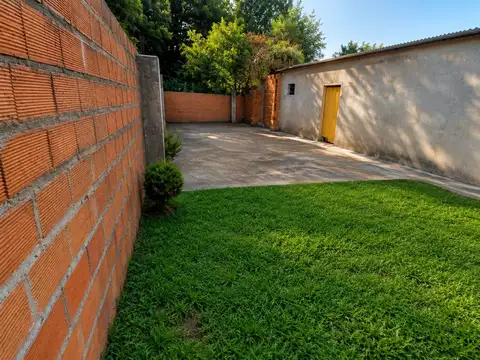 Casa 2 dormitorios, patio amplio.z
