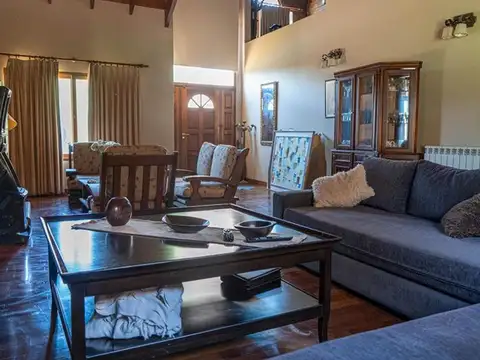 Casa 10 ambientes con 2 baños