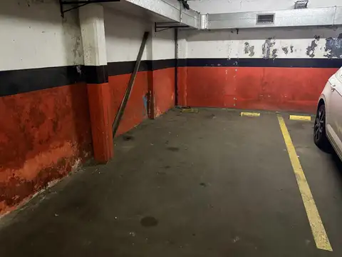 Cochera amplia con espacio para auto y moto! Exc. Ubicación!!