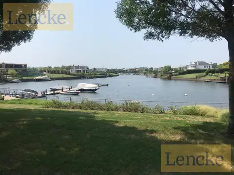 Excelente lote al rio en cul de sac en Albanueva, con amarra, muy buena vista, venta