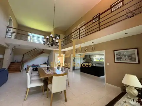 Casa en Venta con 3 cocheras