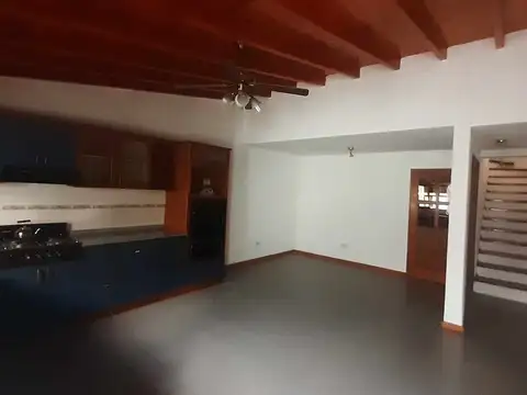 Casa 7 ambientes con 2 baños