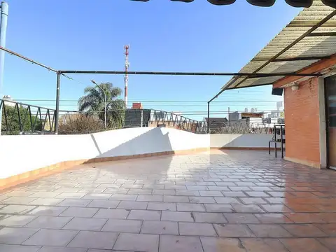 VENTA CASA 4 AMB VELEZ SARSFIELD TERRAZA C/QUINCHO - COCHERA CUBIERTA - APTO CREDITO -167m2