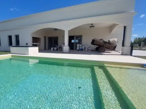 Casa en Venta con 4 cocheras