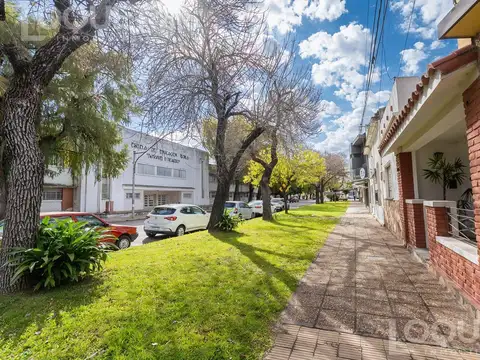 Venta de Casa dos dormitorios, patio y cochera sobre Av. Gral Paz, Santa Fe Capital.