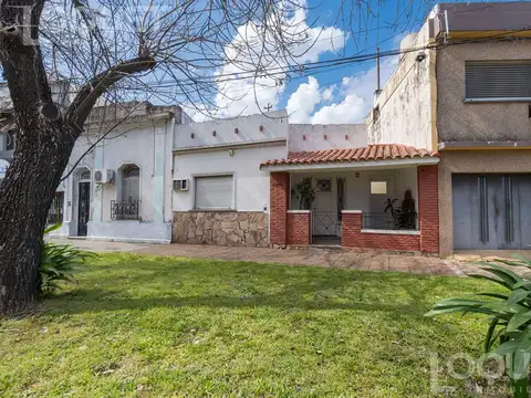 Casa dos dormitorios, patio y cochera en venta, sobre Av. Gral Paz, Santa Fe Capital.