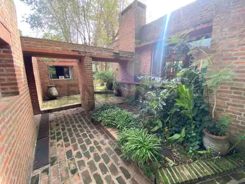 Casa 10 ambientes con 5 baños