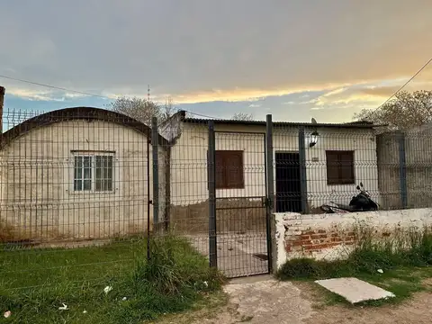 CASA 4 AMBIENTES Y PATIO EN MUY BUENA ZONA