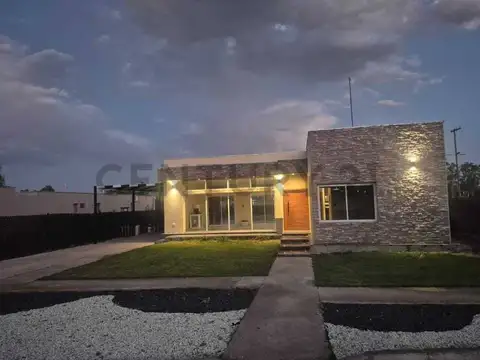 Casa en Venta con 2 cocheras
