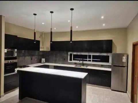 Casa 4 ambientes con 2 baños