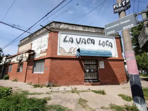 Casa de dos dormitorios más local comercial.