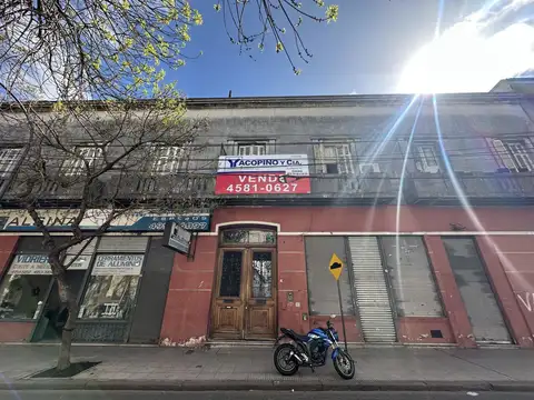 Inmejorable lote con construcción a la venta. Gran capacidad constructiva y excelente ubicación.