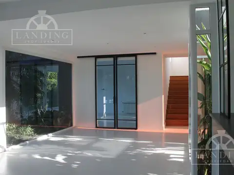 Casa en Alquiler con 2 cocheras