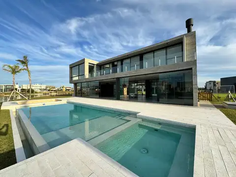 Casa en Venta con 2 cocheras