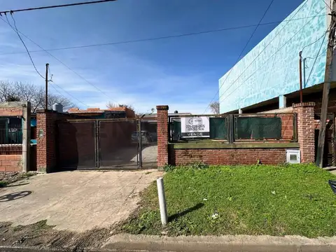 80 ENTRE 133 Y 134 - CASA EN VENTA DE 3 DORMITORIOS, CON LOTE DE 400M2 A RECICLAR.