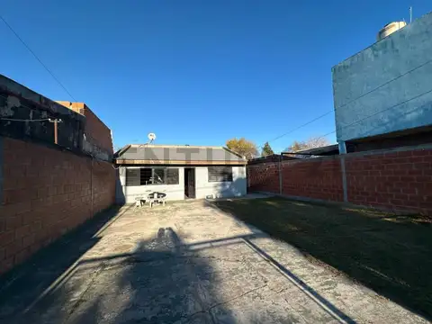 80 ENTRE 133 Y 134 - CASA EN VENTA DE 3 DORMITORIOS, CON LOTE DE 400M2 A RECICLAR.