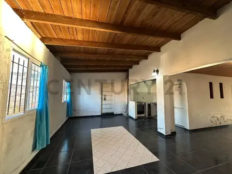80 ENTRE 133 Y 134 - CASA EN VENTA DE 3 DORMITORIOS, CON LOTE DE 400M2 A RECICLAR.