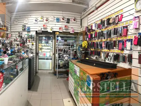 Local comercial en Galería y con entrada independiente desde la Calle 76 m²- Liniers