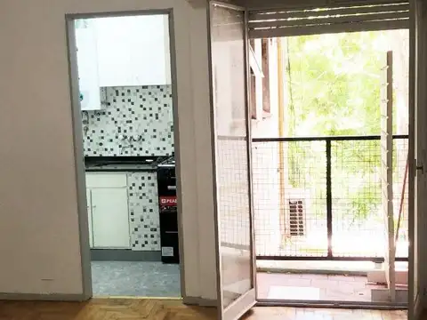 DEPARTAMENTO MONOAMBIENTE. 28 MTS.  CON BALCON. LUMINOSO.