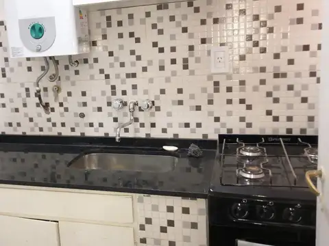 DEPARTAMENTO MONOAMBIENTE. 28 MTS.  CON BALCON. LUMINOSO.