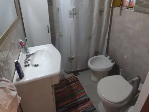 Casa 8 ambientes con 2 baños