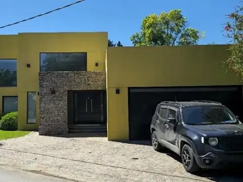 Casa quinta en venta - 5 Dormitorios 4 Baños - Cocheras - 1.600Mts2 - Ezeiza