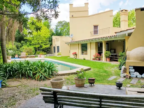 Quinta en Venta con 2 cocheras
