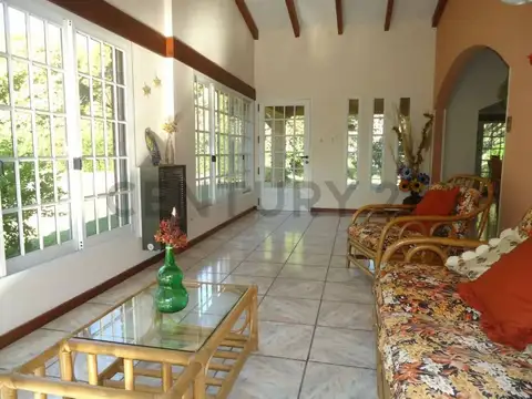 Casa en Venta con 3 cocheras