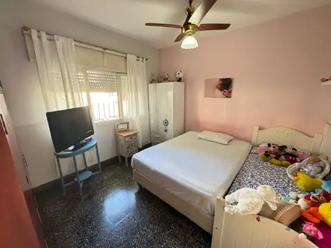 Casa 6 ambientes con 2 baños