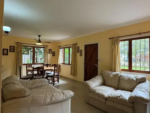 Casa 4 ambientes con 2 baños