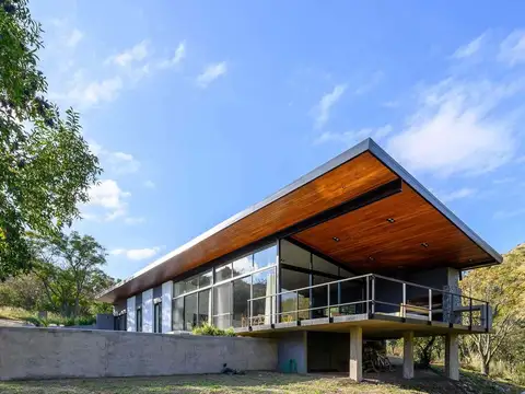 Casa 6 ambientes con 2 baños