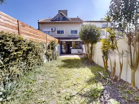 Casa Duplex en Venta de 5 Ambientes en Martinez con Vestidor, Playroom, Jardín y Cochera
