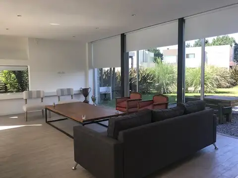 Casa 6 ambientes con 4 baños