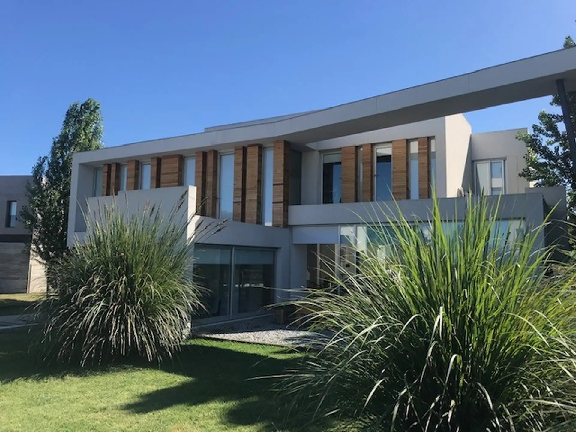 Casa moderna 6 amb, 330m² en Rumenco con pileta y jardín