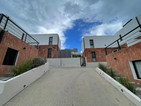 VENTA CASA EN HOUSING - APTO CREDITO - 3 DORMITORIOS + QUINCHO Y PATIO