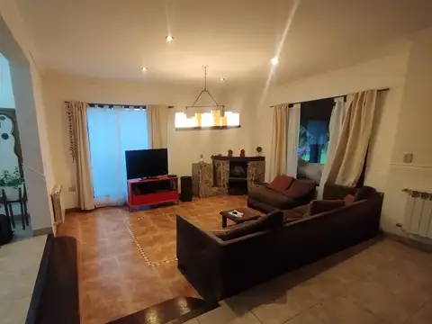 Casa 8 ambientes con 4 baños