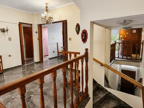 Casa 8 ambientes con 3 baños
