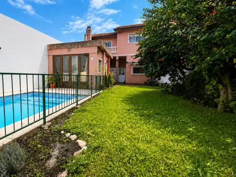 VENTA CASA 6 AMB C/COCHERA Y PILETA SANTOS LUGARES
