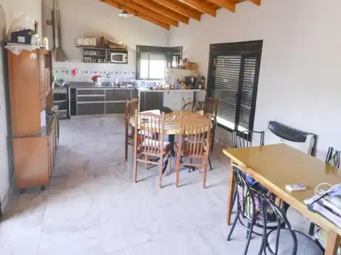 Casa 4 ambientes con 2 baños