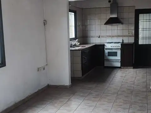 Casa en Alquiler con 2 cocheras